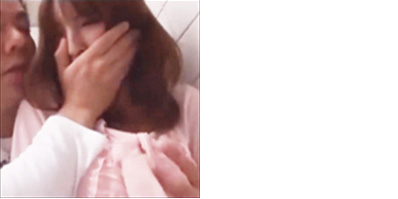 無料エロ動画「共同トイレ襲撃しごいてよ！スレンダー美女に強制フェラ☆ドピュッ」の紹介画像