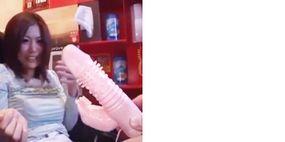 無料エロ動画「イボ付きトゲトゲｗビデオＢＯＸ女性客調査！って…凄い玩具使うんですね」の紹介画像